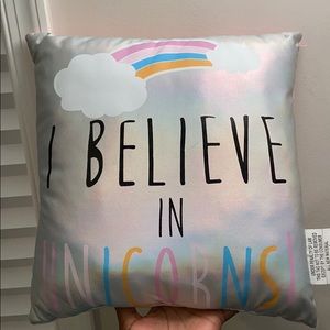 I believe in unicorns pillowwww!🦄